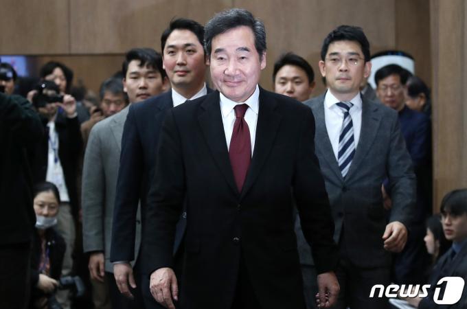 이낙연 전 더불어민주당 대표가 11일 오후 서울 여의도 국회 소통관에서 더불어민주당 탈당 선언 및 신당 창당 계획을 발표 기자회견을 위해 나서고 있다. 2024.1.11/뉴스1 ⓒ News1 임세영 기자
