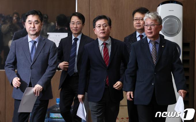 더불어민주당 탈당을 선언한 '원칙과상식' 의원들이 12일 오전 서울 여의도 국회 소통관에서 '미래대연합(가칭)' 창당 선언 기자회견에 참석하고 있다. 오른쪽부터 조응천 의원, 정태근 전 한나라당 의원, 박원석 전 정의당 의원, 이원욱 의원, 김종민 의원. 2024.1.12/뉴스1 ⓒ News1 구윤성 기자