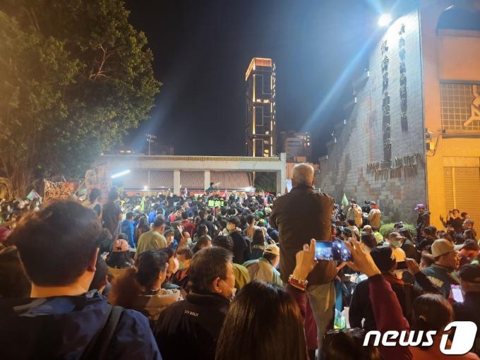 12일(현지시간) 대만 신베이에서 열린 민진당 집회 행사장 밖에서  지지자들이 라이칭더 를 지지하는 구호를 외치고 있다. (정윤영 기자)
