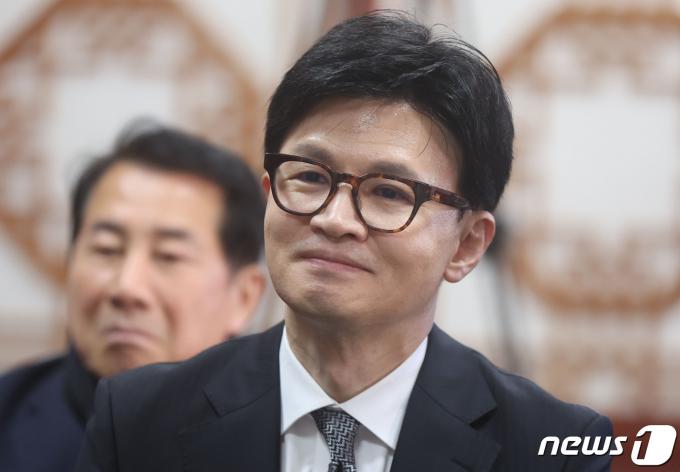 한동훈 국민의힘 비상대책위원장이 12일 경남 양산시 통도사를 찾아 조계종 종정예하 중봉 성파대종사를 예방하고 있다. (공동취재) 2024.1.12/뉴스1 ⓒ News1 윤일지 기자