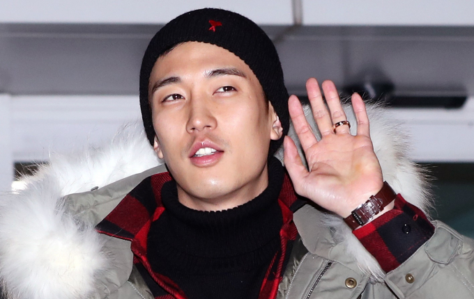 배우 강경준이 상간남 피소를 당한 것이 세간에 알려진 후, 불륜 상대로 지목된 여성 A씨와 잠적했다고 알려졌다. 사진은 지난 2017년 화보촬영 차 인천국제공항을 통해 두바이로 출국한 배우 강경준. /사진=머니투데이