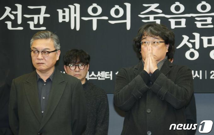 배우 김의성(왼쪽부터)과 장항준, 봉준호 감득이 12일 오전 서울 중구 한국프레스센터에서 고(故)이선균 배우의 죽음을 마주하는 문화예술인들의 성명서를 발표하고 있다. 문화예술인 연대회의는 지난 12월27일 작고한 고(故)이선균 배우의 안타까운 죽음을 마주하며 다시는 이런 일이 반복되어서는 안 된다는 데 뜻을 같이 하고 수사 당국 관계자들의 철저한 진상규명 촉구, 언론의 자정 노력과 함께 보도 목적에 부합하지 않는 기사 삭제 요구, 문화예술인 인권 보호를 위한 현행 법령 재개정 등을 요구 했다. 2024.1.12/뉴스1 ⓒ News1 권현진 기자