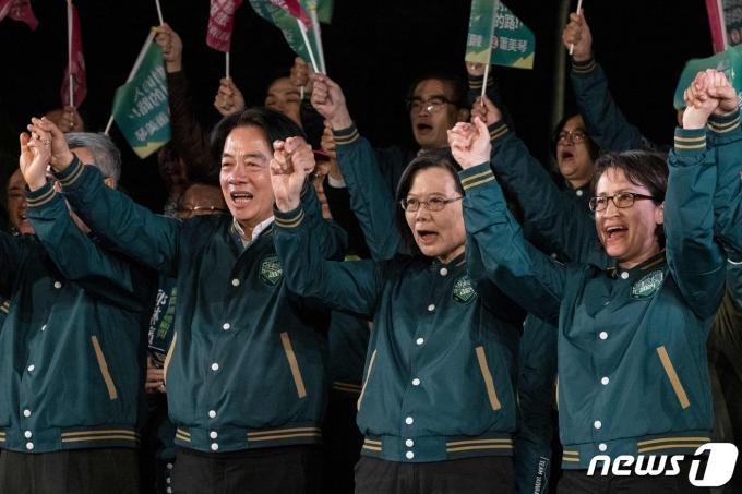 지난 11일 집권 민진당 라이칭더 총통 후보(왼쪽 첫번째)와 러닝메이트인 샤오메이친 부총통 후보(오른쪽 첫번째)의 유세 현장에 차이잉원 현 총통이 참석했다. 2024.01.11 ⓒ AFP=뉴스1 ⓒ News1 최종일 기자