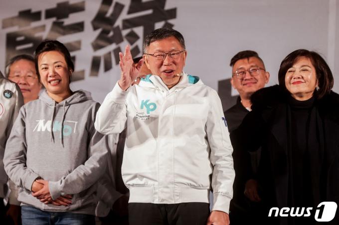 제2야당 민중당 커원저 후보가 지룽에서 열린 유세에서 발언하고 있다. 2024.01.10 ⓒ AFP=뉴스1 ⓒ News1 최종일 기자