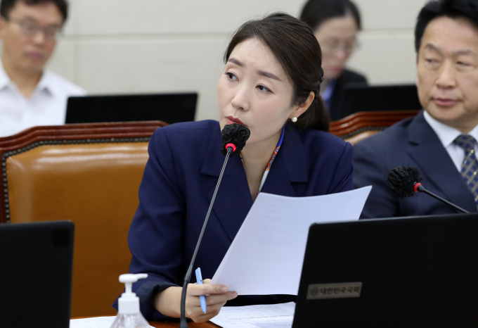 더불어민주당이 윤석열 대통령의 뉴욕 순방 중 방송 자막 논란과 관련해 법원이 MBC에 정정보도를 명령한 것에 대한 대통령실의 입장 발표를 비판했다. 사진은 강선우 민주당 대변인. /사진=뉴시스
