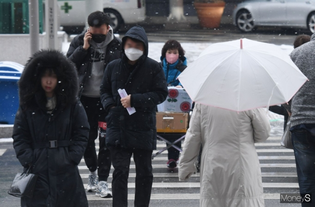 지난 13일  밤부터 기온이 떨어지며 도로엔 살얼음이 나타날 예정이다. 사진은 지난 9일 서울 동작구 보라매공원 인근에서 발걸음을 재촉하는 시민. /사진=장동규 기자
