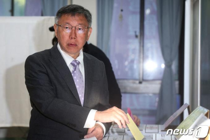 [사진] [포토] 한 표 행사하는 대만 민중당 후보