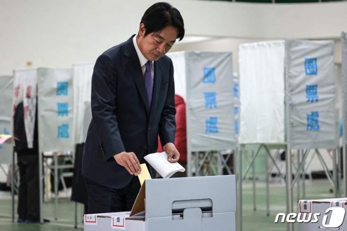 [사진] [포토] 한 표 행사하는 대만 집권 민진당의 라이칭더 후보