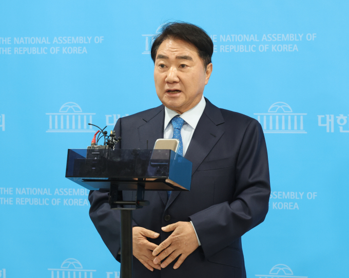 더불어민주당을 탈당한 이낙연 전 대표 지지자들이 국회에서 탈당 기념행사를 했다. 사진은 이날 행사에 참석한 이석현 전 국회부의장이 지난달 29일 국회에서 기자회견을 하는 모습. /사진=뉴스1