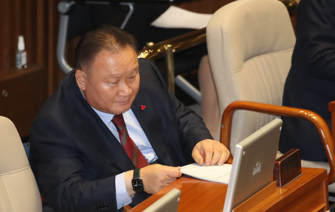 국민의힘으로 당적을 옮긴 이상민 의원이 더불어민주장 중진들을 에둘러 비판했다. 사진은 당적을 옮긴 후 본희장에 착석한 이 의원. /사진=뉴스1