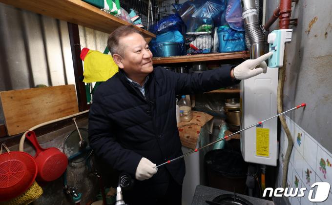 [사진] 쪽방촌 찾아 안전장비 점검하는 이상민 장관
