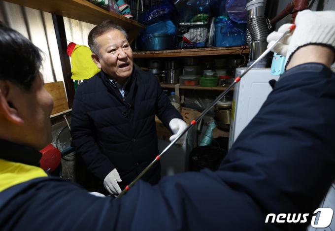 [사진] 이상민 장관, 쪽방촌 찾아 안전장비 점검