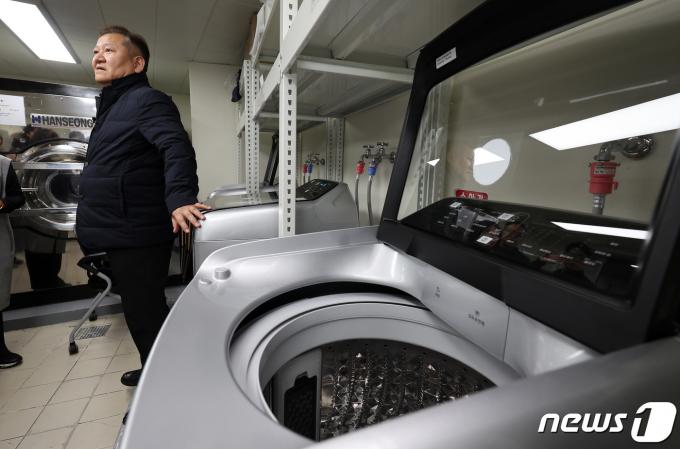 [사진] 쪽방촌 찾아 세탁시설 살펴보는 이상민 장관