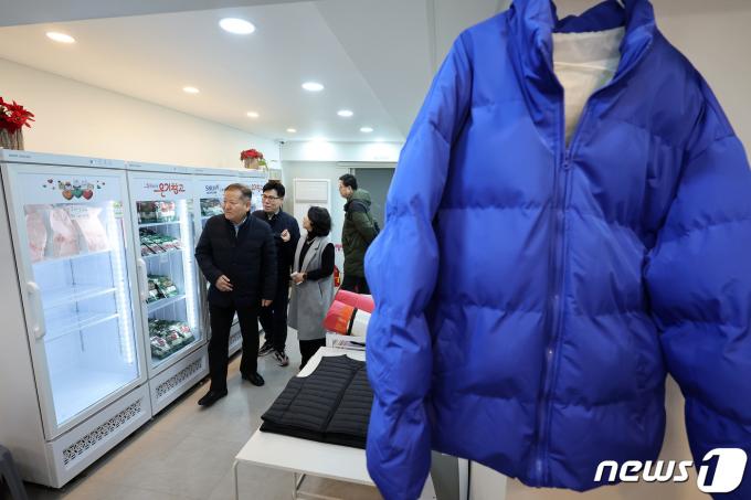 [사진] 쪽방촌 온기창고 둘러보는 이상민 장관