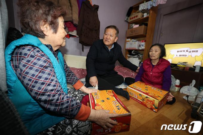[사진] 쪽방촌 주민들과 대화 나누는 이상민 장관