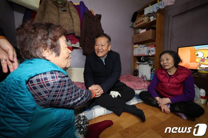 [사진] 쪽방촌 독거노인들 만나 애로사항 청취하는 이상민 장관