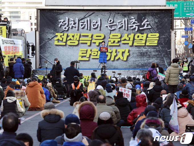 [사진] 촛불대행진 찾은 전현희 당정치테러 대책위원장
