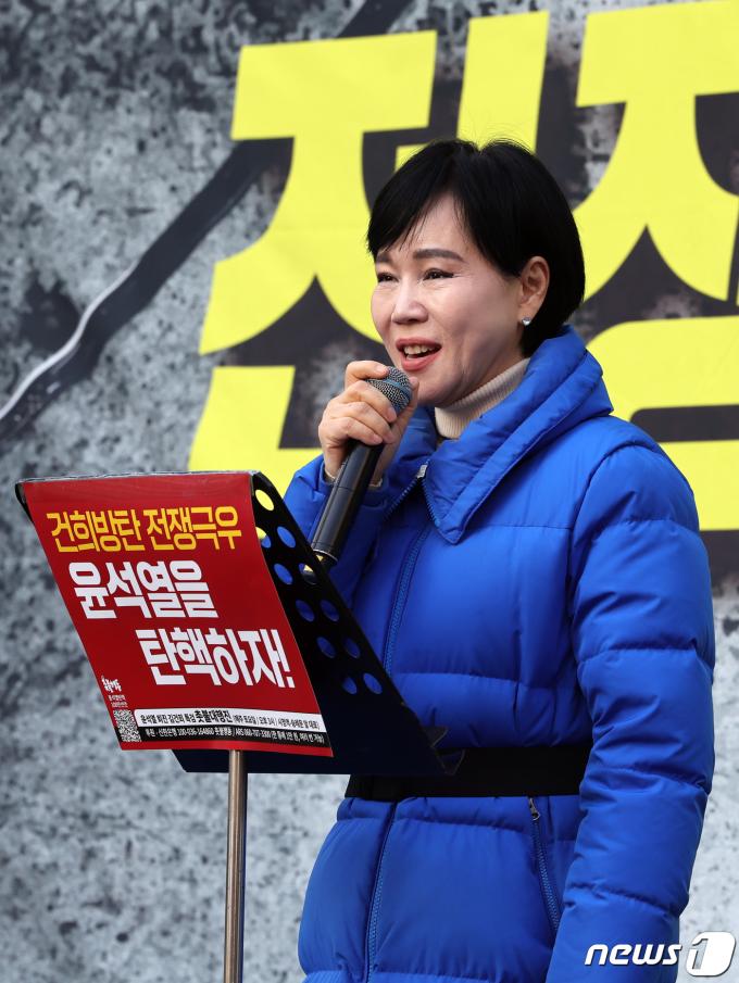 [사진] '촛불대행진' 찾아 발언하는 전현희 대책위원장