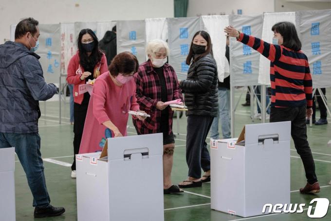 대만 총통 선거일인 13일 타이난에 있는 한 고등학교에 설치된 투표소에서 현지 시민들이 한 표를 행사하고 있다. 2024.01.13 ⓒ AFP=뉴스1 ⓒ News1 최종일 기자