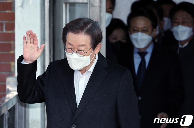 흉기 피습을 당했던 이재명 더불어민주당 대표가 10일 오전 서울 종로구 연건동 서울대학교병원에서 퇴원하며 지지자들을 향해 인사하고 있다.2024.1.10/뉴스1 ⓒ News1 박정호 기자