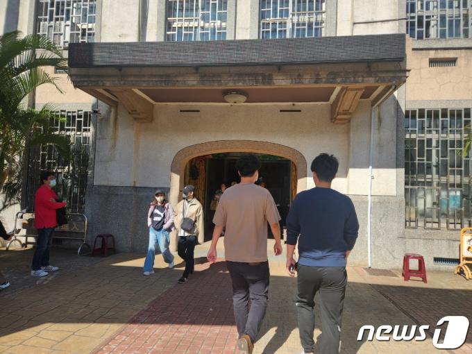 13일(현지시간) 대만 시민들이 투표를 위해 타이베이  중산국립학교의 한 투표소에 들어서고 있는 모습. 2024.01.13. ⓒ News1 정윤영 기자
