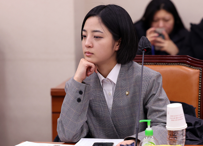 정의당 비례대표 의원직 사퇴를 거부하고 제3지대 신당 '새로운 선택'에 합류한 류호정 의원이 "탈당은 없다"고 재선언했다. 사진은 지난해 12월 서울 여의도 국회에서 열린 문화체육관광위원회 전체회의에 참석한 류호정 정의당 의원. /사진=뉴시스