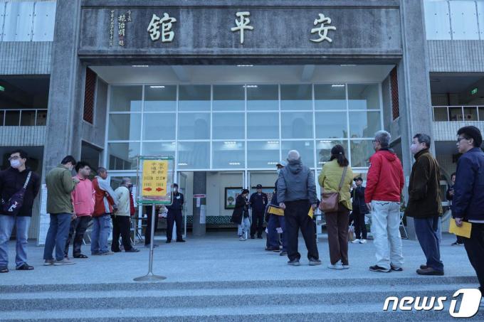 대만 총통 선거일인 13일 타이난 한 고등학교에 마련된 투표소에 들어가려고 현지 주민들이 긴 줄을 서있다. 2024.01.13 ⓒ AFP=뉴스1 ⓒ News1 최종일 기자
