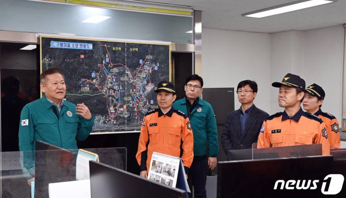 [사진] 개포119안전센터 방문해 브리핑 받는 이상민 장관