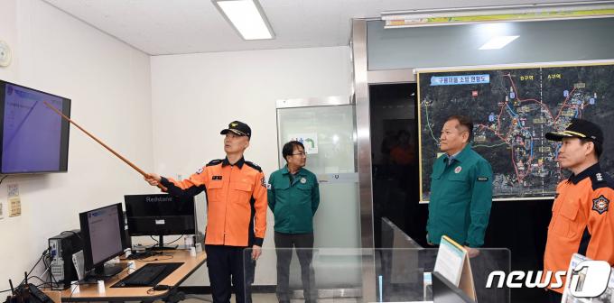 [사진] 브리핑 받는 이상민 행정안전부 장관