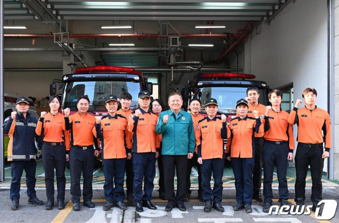 [사진] 소방관들과 기념촬영 하는 이상민 장관