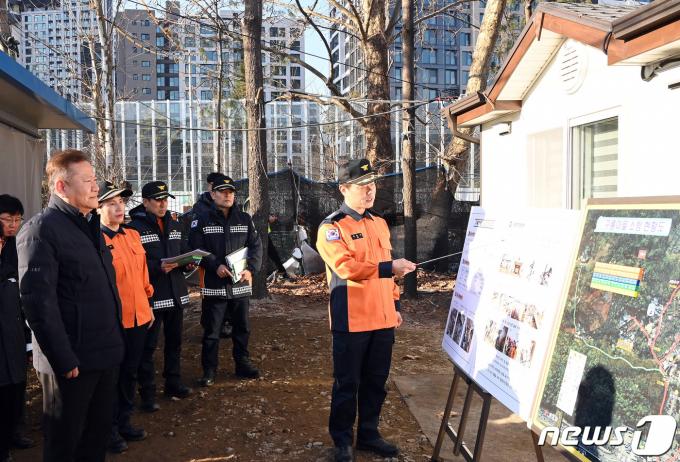 [사진] 구룡마을 화재 피해복구 상황 브리핑 받는 이상민 장관