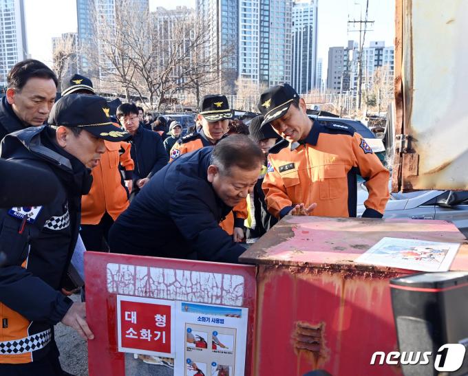 [사진] 구룡마을 소방시설 점검하는 이상민 장관