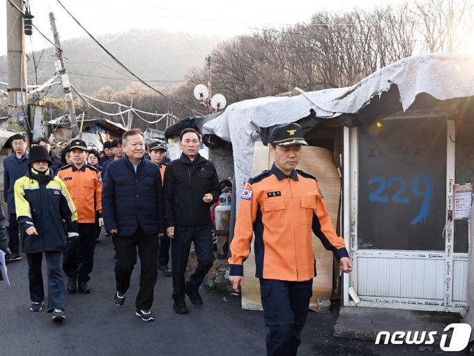 [사진] 구룡마을 화재복구현장 찾은 이상민 장관