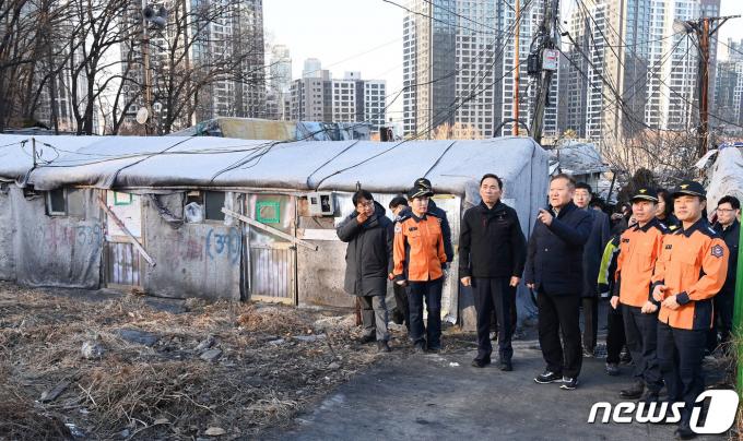 [사진] 이상민 장관, 구룡마을 화재복구현장 점검