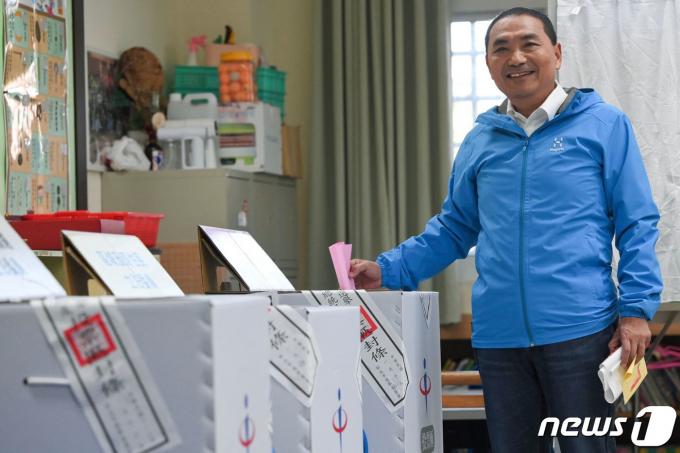 대만 총통 선거일인 13일 제1야당 국민당의 허우유이 총통 후보가 신베이시 한 투표소에서 한 표를 행사하고 있다. 2024.01.13 ⓒ AFP=뉴스1 ⓒ News1 최종일 기자