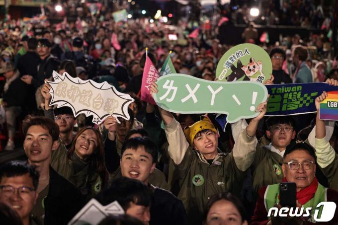 [사진] [포토] '승리는 우리 것' 라이칭더 총통 후보 지지자들