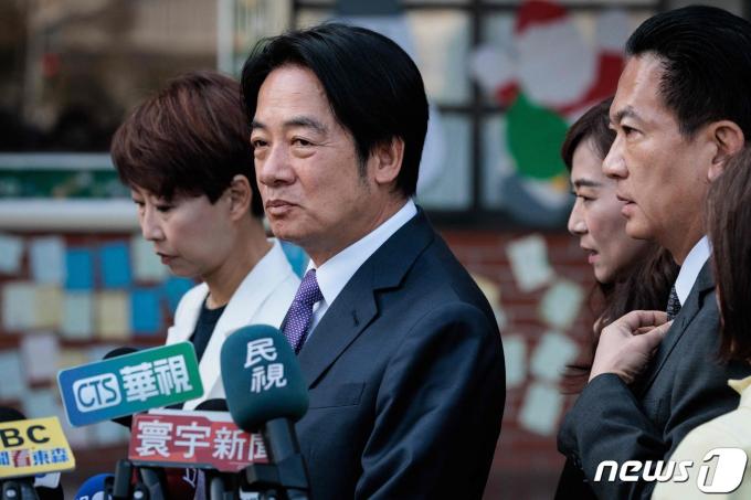 [사진] 투표 전 취재진 만나는 라이칭더 대만 총통 당선인