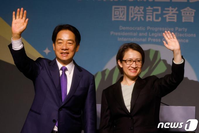 [사진] [포토] 지지자들에게 손 흔드는 라이칭더 당선인