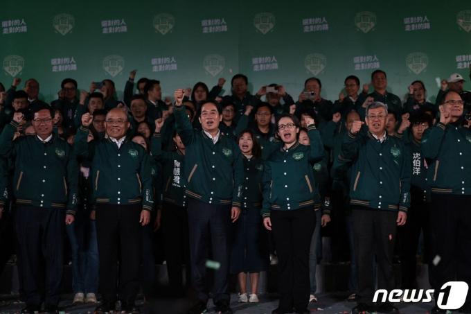 민진당 당사 앞에서 열린 선거 승리 행사에서 라이칭더 총통 당선인과 샤오메이친 부총통 당선인이 한 팔을 들어 승리의 기쁨을 표하고 있다. 2024.01.13 ⓒ AFP=뉴스1 ⓒ News1 최종일 기자