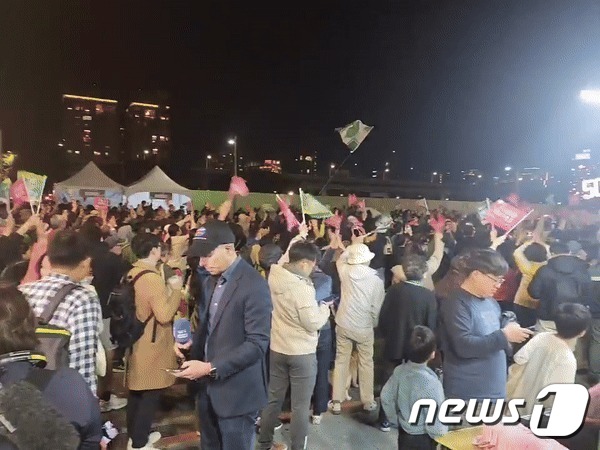 13일(현지시간)  대만 타이베이에서 열린 민진당의 집회에 서 지지자들이 승리를 자축하고 있다. 2024.01.13. (정윤영 기자)