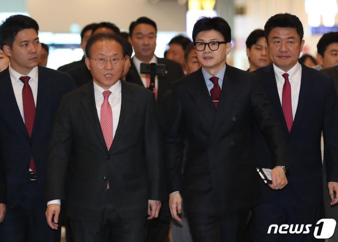 한동훈 국민의힘 비상대책위원장이 11일 오전 부산 동구 부산항국제전시컨벤션센터에서 열린 '부산 현장 비상대책위원회의'에 윤재옥 원내대표와 참석하고 있다. 2024.1.11/뉴스1 ⓒ News1 윤일지 기자