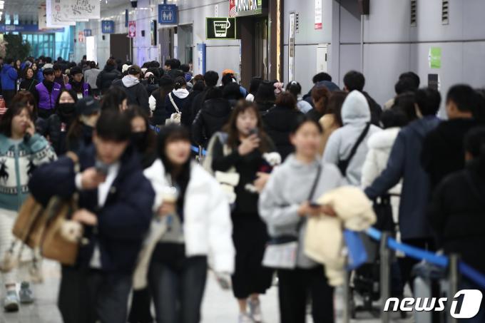 12일 경기 고양시 일산 킨텍스에서 열린 '함께하는 펫스티벌' 마이펫페어를 찾은 관람객들이 입장을 위해 길게 줄서 있다. 이번 행사는 반려동물 사료, 간식, 영양제, 의류, 악세서리, 외출용품, 매트, 목욕용품, 서비스 등을 한자리에 선보이며 오는 14일 까지이다.2024.1.12/뉴스1 ⓒ News1 이광호 기자