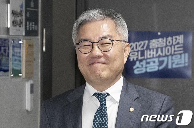 최강욱 더불어민주당 의원이 18일 오후 서울 여의도 국회 의원회관 의원실로 들어서고 있다. 조국 전 법무부장관 아들에게 허위로 인턴증명서를 발급했다는 혐의를 받은 최 의원은 이날 상고심 선고 공판에서 징역 8개월에 집행유예 2년을 확정받고 의원직을 상실하게 됐다. 2023.9.18/뉴스1 ⓒ News1 임세영 기자