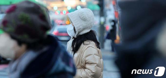 서울 광화문네거리에서 시민들이 잔뜩 움츠린채 출근길 발걸음을 재촉하고 있다. ⓒ News1 박지혜 기자