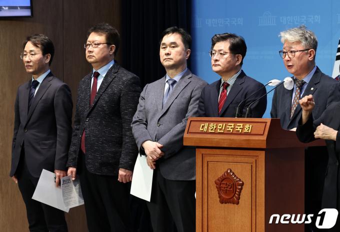더불어민주당 탈당을 선언한 '원칙과상식' 의원들이 12일 오전 서울 여의도 국회 소통관에서 '미래대연합(가칭)' 창당 선언 기자회견을 하고 있다. 오른쪽부터 조응천 의원, 박원석 전 정의당 의원, 김종민 의원, 정태근 전 한나라당 의원, 이원욱 의원./뉴스1 ⓒ News1 구윤성 기자