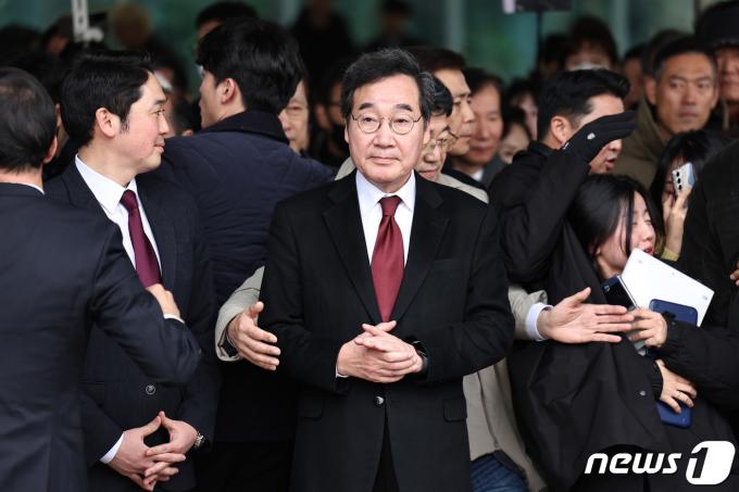 이낙연 전 더불어민주당 대표가 11일 오후 서울 여의도 국회에서 민주당 탈당 및 신당 창당 선언을 마친 뒤 국회를 나서고 있다./뉴스1 ⓒ News1 구윤성 기자