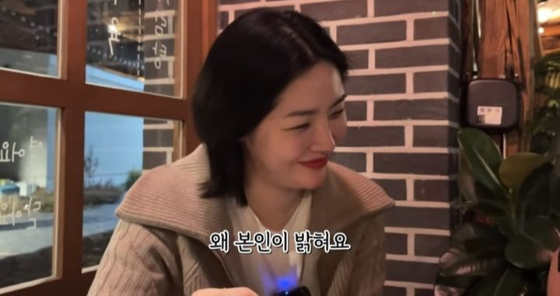 14일 유튜브 채널 '나는김새롬'에는 방송인 김새롬이 지인들과 함께 경북 경주로 여행을 떠나는 모습이 담겼다./사진=유튜브 채널 '나는김새롬' 캡