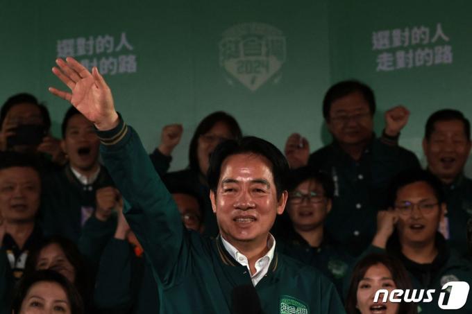 [사진] 지지자들에 손 흔드는 라이칭더 대만 총통 당선인