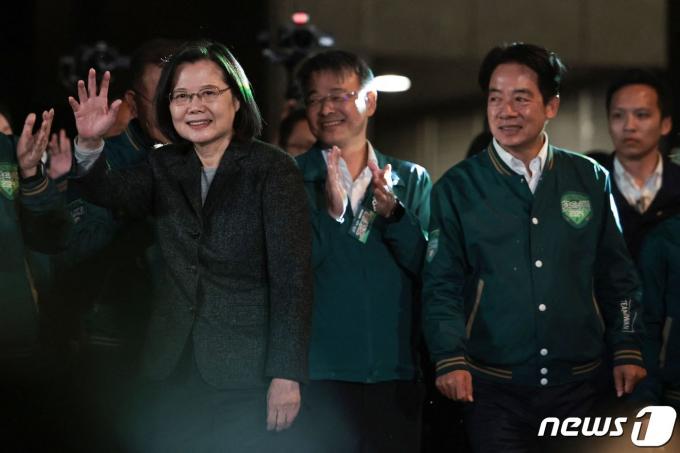 [사진] 손 흔드는 차이잉원 대만 총통과 라이칭더 당선인