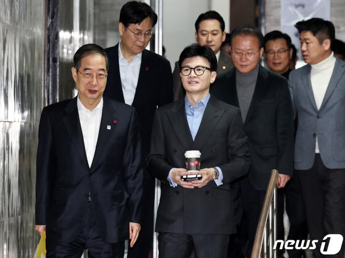 [사진] 회의장 향하는 한덕수 총리와 한동훈 비대위원장